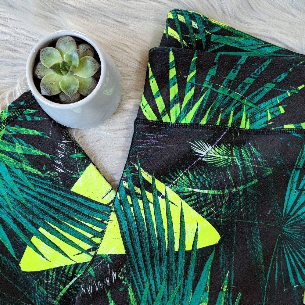 Fabletics Palm Tree Printed Crop Workout Leggings_3